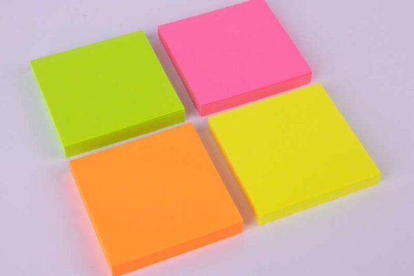 Apli Notas Adhesivas Funny 75x75mm - Bloc de 100 Hojas - Adhesivo de Calidad - Facil de Despegar - Color Amarillo Fluorescente - Imagen 4