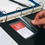 Apli Bolsillos Adhesivos Porta Tarjetas con Solapa de Cierre - Pack de 10 - 100 x 60mm - Ideal para Presentaciones Impresas, Dosieres - Imagen 2