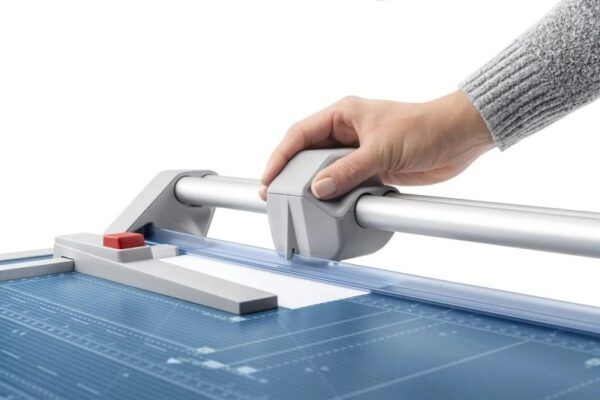 Dahle 550 Cizalla Profesional de Rodillo Formato A4 - Capacidad 20 Hojas - Cuchilla Circular Autoafilable de Acero - Dos Topes Angulares - Imagen 3