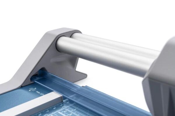 Dahle 550 Cizalla Profesional de Rodillo Formato A4 - Capacidad 20 Hojas - Cuchilla Circular Autoafilable de Acero - Dos Topes Angulares - Imagen 4