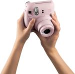 Fujifilm Pack Best Memories Instax Mini 12 Blossom Pink Camara Instantanea + Film Instax Mini 10ud. + 3 Portafotos - Tamaño de Imagen 62x46mm - Flash Auto - Exposicion Automatica - Mini Espejo para Selfies - Modo Primer Plano - Imagen 5