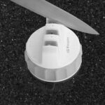 Orbegozo Afilador de Cuchillos CU 2500 Orbegozo - Practico y Eficiente - 3 Etapas de Afilado - Diamante - Carburo de Tungsteno y Ceramica - Facil de Usar - Base con Ventosa - Compacto y Seguro - Imagen 4