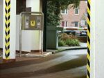 Tesa Cinta Adhesiva de Señalizacion 50mm x 66m - Ideal para Señalizar Obstaculos Permanentes - Adhesivo sin Disolventes - Color Amarillo/Negro - Imagen 2