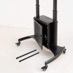 Tooq Narnia Soporte de Suelo con Ruedas para Pantallas de 60-100" - Armario Inferior y Bandeja Superior Regulable para Webcam - Ruedas con Sistema de Bloqueo - Peso Max 100kg - VESA Max 1000x600 - Color Negro - Imagen 3