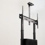 Tooq Narnia Soporte de Suelo con Ruedas para Pantallas de 60-100" - Armario Inferior y Bandeja Superior Regulable para Webcam - Ruedas con Sistema de Bloqueo - Peso Max 100kg - VESA Max 1000x600 - Color Negro - Imagen 4