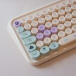 FR-TEC Tanooki Cozy Pack de Teclado Inalambrico Bluetooth y 2.4GHz + Raton Inalambrico Bluetooth y 2.4GHz 1600dpi, 3 Botones, Uso Ambidiestro - Pegatinas Incluidas - Colores Pastel - Imagen 4