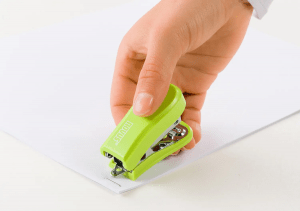 Mini Grapadora Compacta - Hasta 12 Hojas - Grapado Cerrado y Abierto - Incluye 320 Grapas - Color Verde - Imagen 2