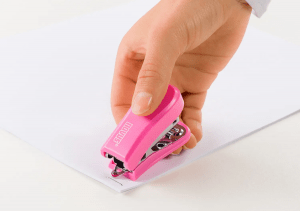 Mini Grapadora Compacta - Hasta 12 Hojas - Grapado Cerrado y Abierto - Incluye 320 Grapas - Color Rosa - Imagen 2