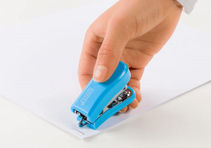 Mini Grapadora Compacta - Hasta 12 Hojas - Grapado Cerrado y Abierto - Incluye 320 Grapas - Color Azul - Imagen 2